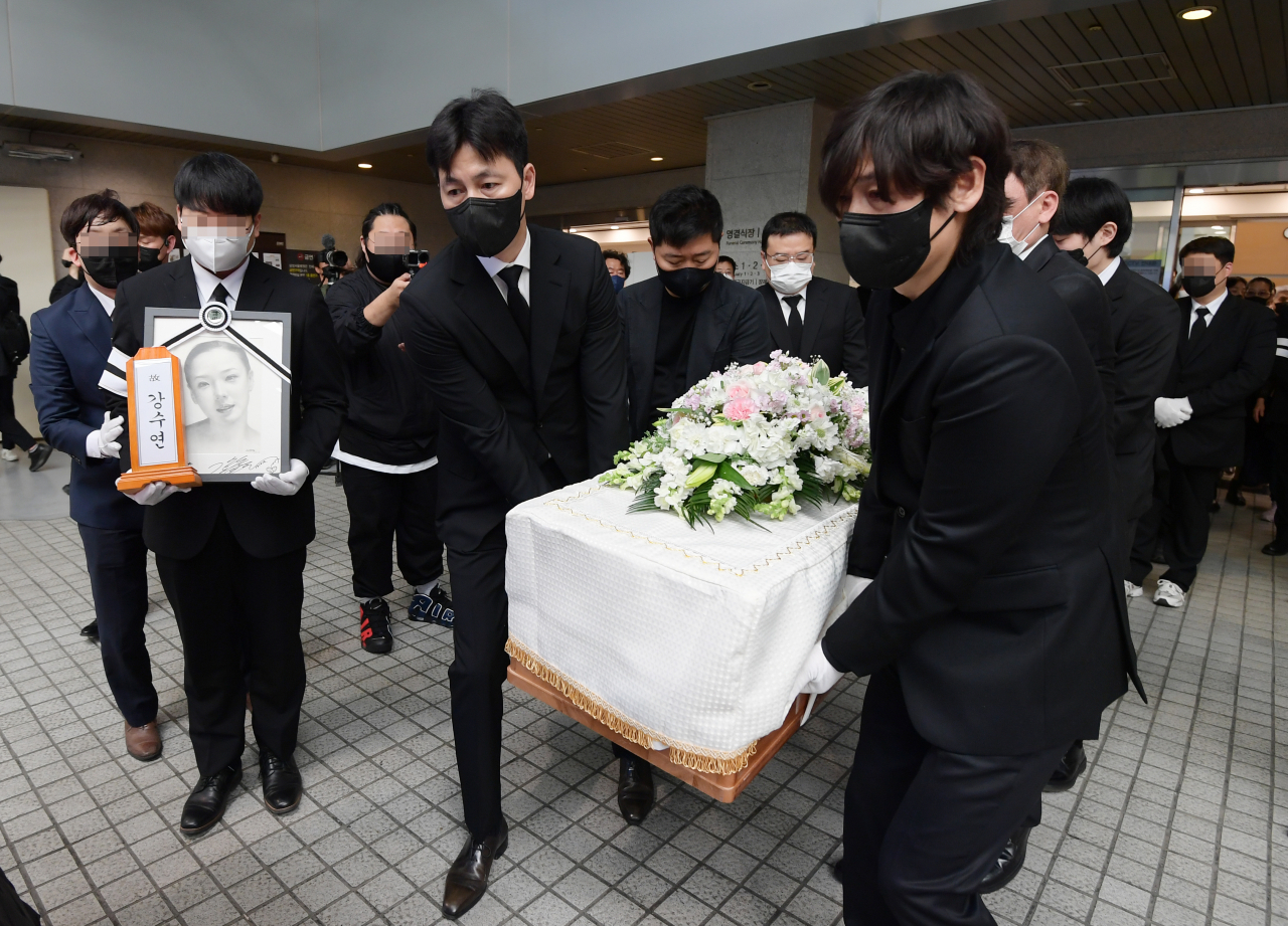 11일 서울 강남구 삼성서울병원 장례식장에서 배우 고 강수연의 발인이 엄수되고 있다. [연합]