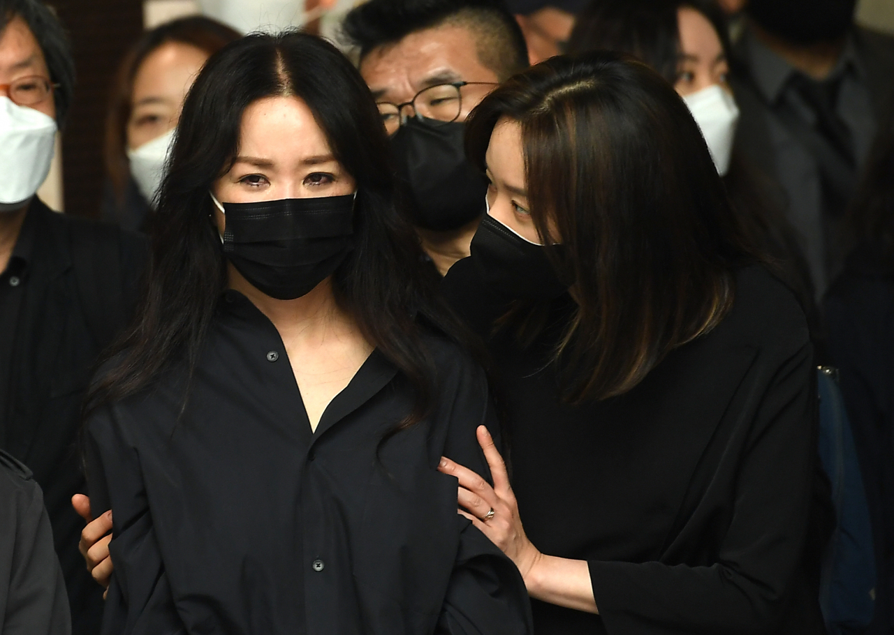 배우 엄정화와 김아중이 11일 서울 일원동 삼성서울병원 장례식장에서 엄수된 배우 고 강수연의 영결식에 참석하고 있다. [연합]