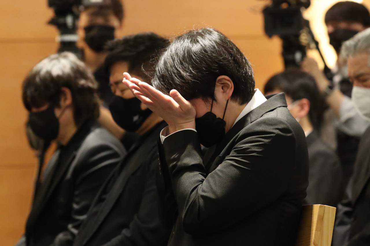 배우 류경수가 11일 서울 강남구 일원동 삼성서울병원 장례식장에서 엄수된 배우 고 강수연의 영결식에 참석해 눈물을 흘리고 있다. [연합]