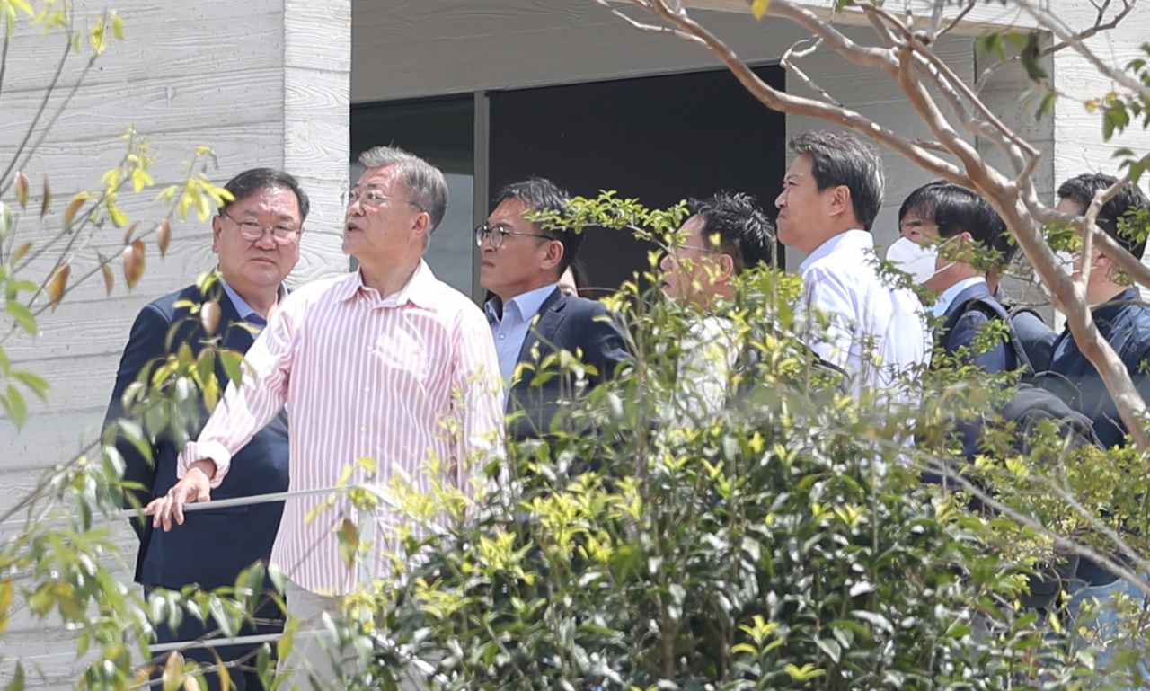 문재인 전 대통령이 귀향 이튿날인 11일 오전 경남 양산시 하북면 평산마을 사저에서 임종석 전 비서실장 등과 대화하고 있다. [연합]