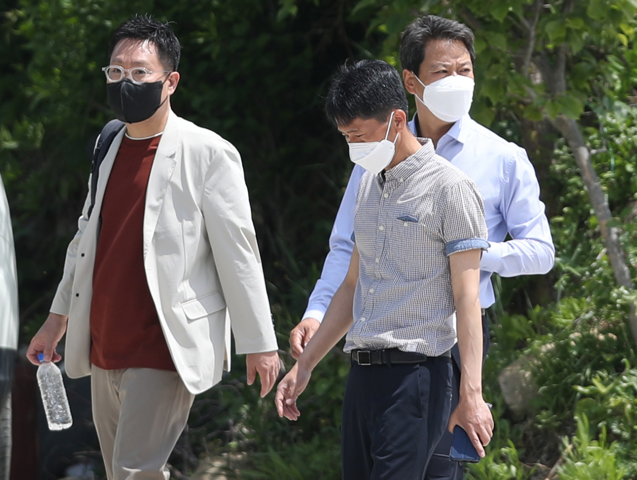 문재인 전 대통령이 귀향 이튿날인 11일 오전 임종석 전 비서실장과 양정철 전 민주연구원장이 문 대통령을 만난 후 경남 양산시 하북면 평산마을 사저를 나서고 있다. [연합]