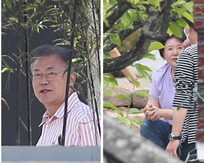문재인 전 대통령이 귀향 이튿날인 11일 오전 경남 양산시 하북면 평산마을 사저에서 관계자와 대화하고 있다. 오른쪽 사진은 같은 날 김정숙 여사가 사저에서 관계자와 대화하는 모습. [연합]