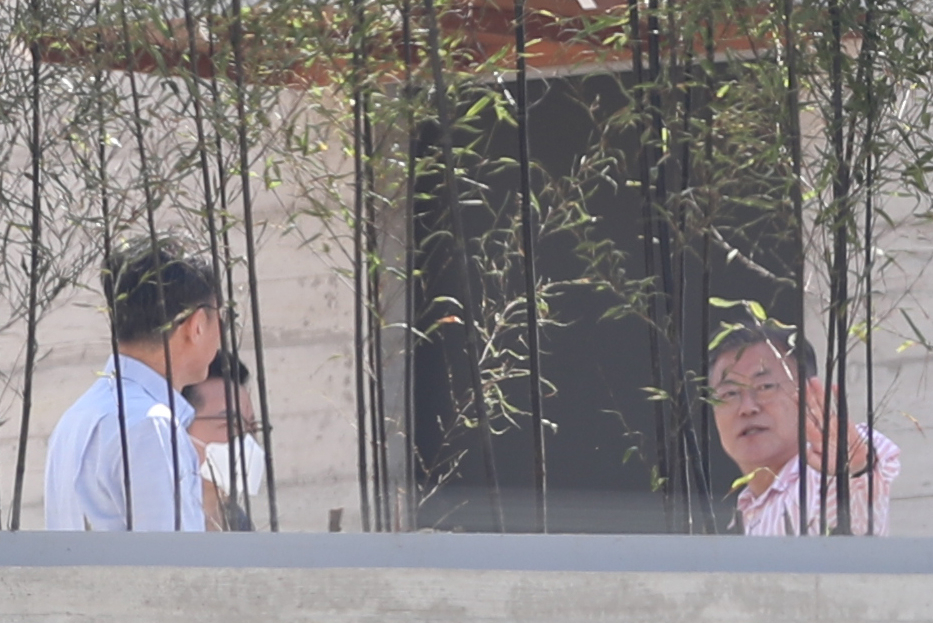 문재인 전 대통령이 귀향 이튿날인 11일 오전 경남 양산시 하북면 평산마을 사저에서 관계자와 대화하고 있다. [연합]