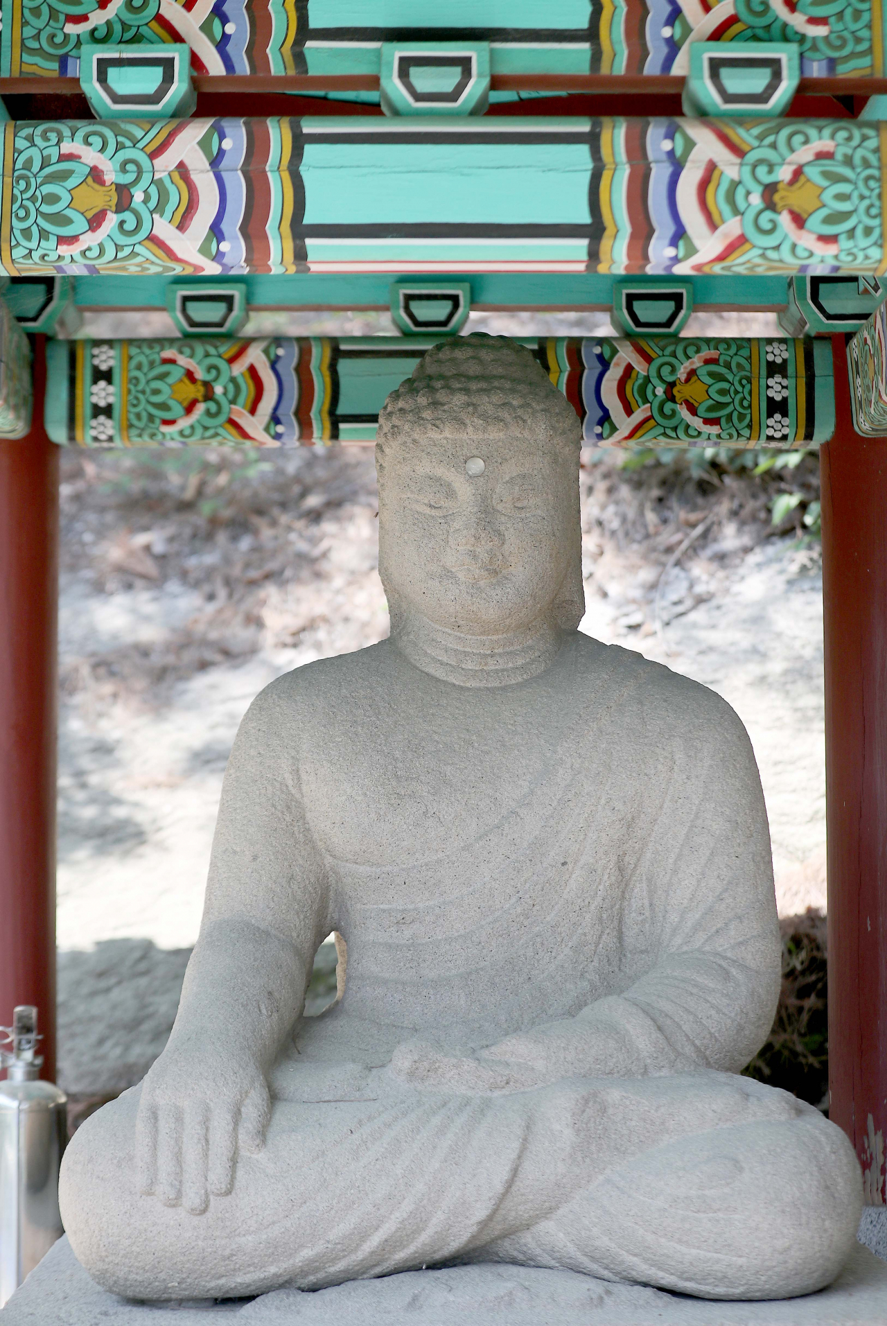 10일 서울 종로구 청와대 관저 뒤편 언덕에 보물 경주 방형대좌 석조여래좌상(미남불)이 전시돼 있다. [연합]