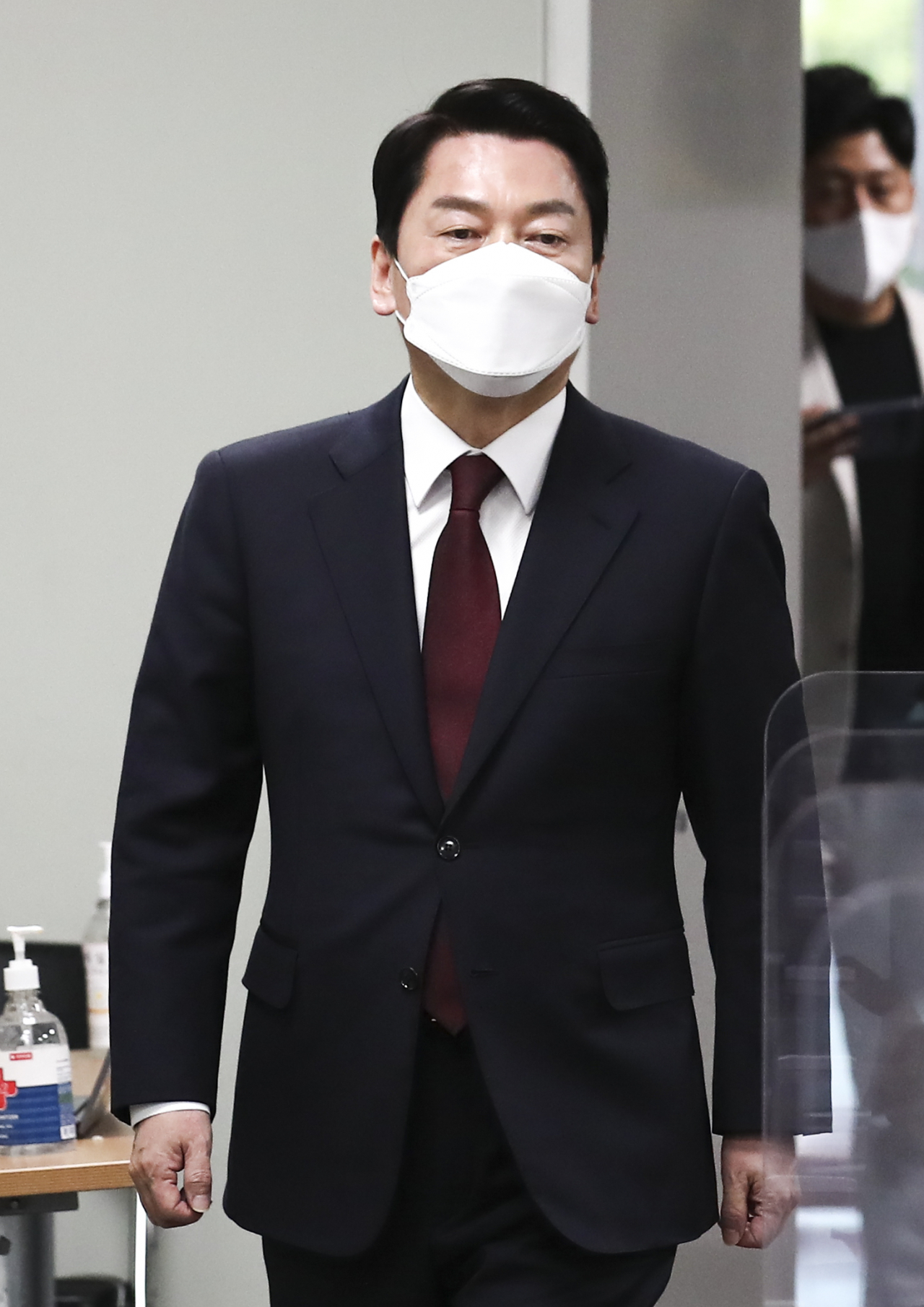 6.1 재·보궐선거 분당갑에 출마 선언한 안철수 전 인수위원장이 10일 국회 의원회관에서 국민의힘 공천 면접을 위해 입장하고 있다. [연합]