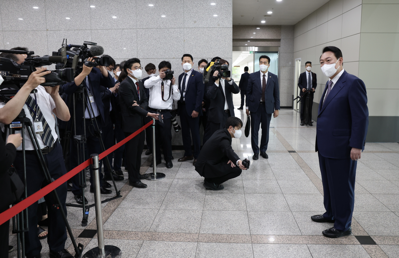 윤석열 대통령이 11일 서울 용산 대통령실 청사에 출근하며 기자들의 질문에 답하고 있다. [연합]