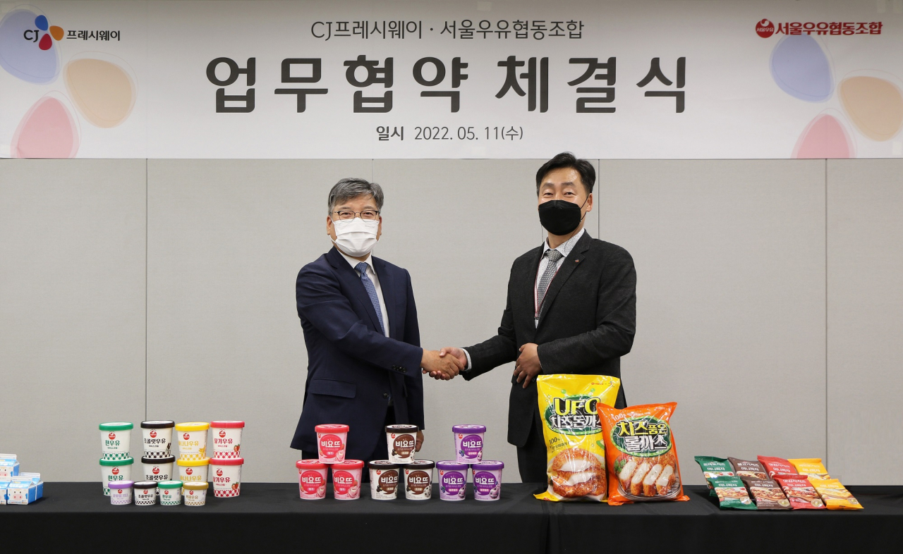 지난 11일 서울 마포구 상암동 CJ프레시웨이 본사에서 신제품 공동 개발과 판로 확대를 위한 협업을 골자로 하는 업무 협약을 체결했다. [CJ프레시웨이 제공]