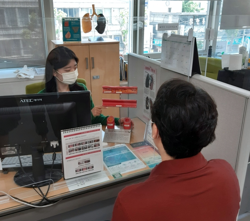 서울 관악구는 보건소 금연클리닉 사업을 재개한다. 사진은 보건소 금연클리닉에서 상담을 진행하고 있는 모습. [관악구 제공]