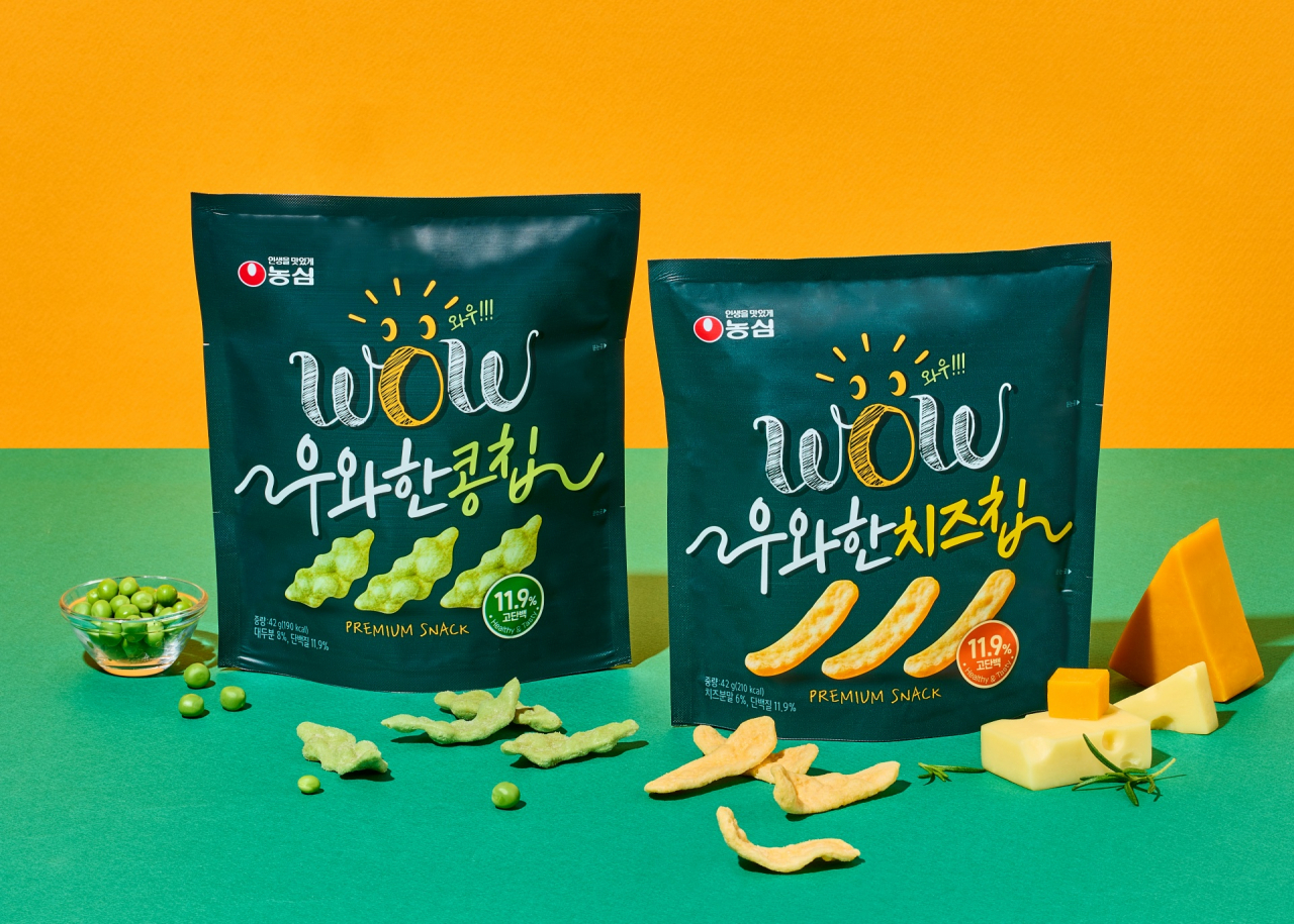 농심이 출시한 고단백 스낼 우와한 콩칩(좌) 우와한 치즈칩(우) [농심 제공]