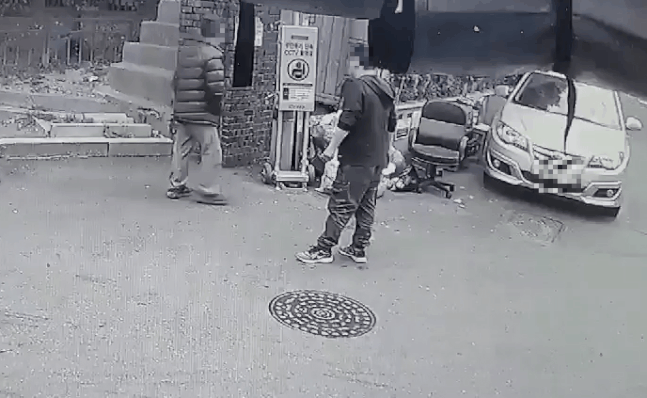 서울 구로구 구로동의 한 공원 앞 노상에서 40대 남성 A씨가 길 가다 마주친 60대 B씨에게 폭력을 휘두르고 있는 모습. [CC(폐쇄회로)TV]