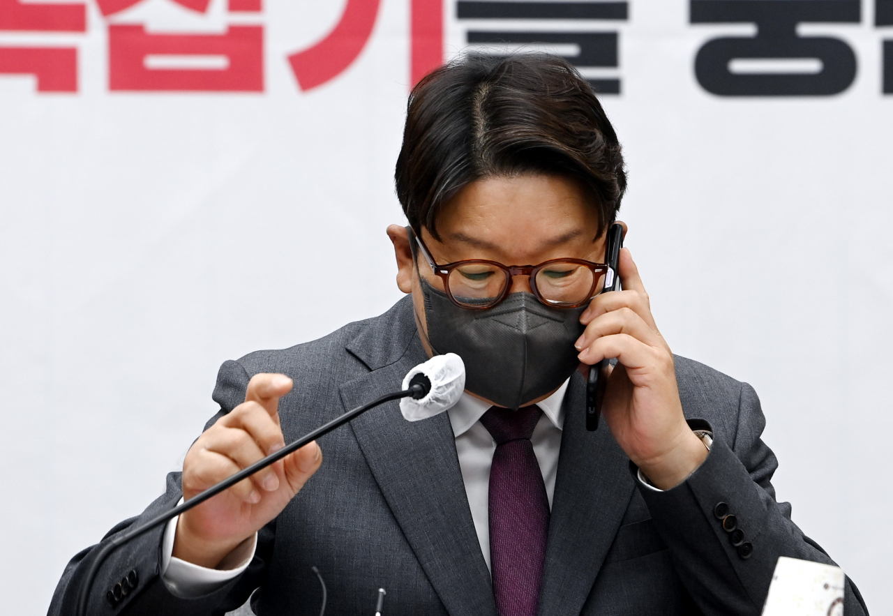 권성동 국민의힘 원내대표가 12일 국회에서 열린 원내대책회의에서 발언에 앞서 통화하고 있다. [연합]