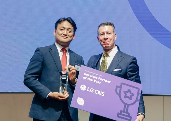 LG CNS 클라우드사업부장 김태훈(왼쪽) 상무와 아마존웹서비스(AWS) 아시아태평양 및 일본 대표 필 데이비스(Phil Davis)가 ‘AWS 파트너 서밋 코리아 2022’에서 기념사진을 찍고 있다. [LG CNS 제공]