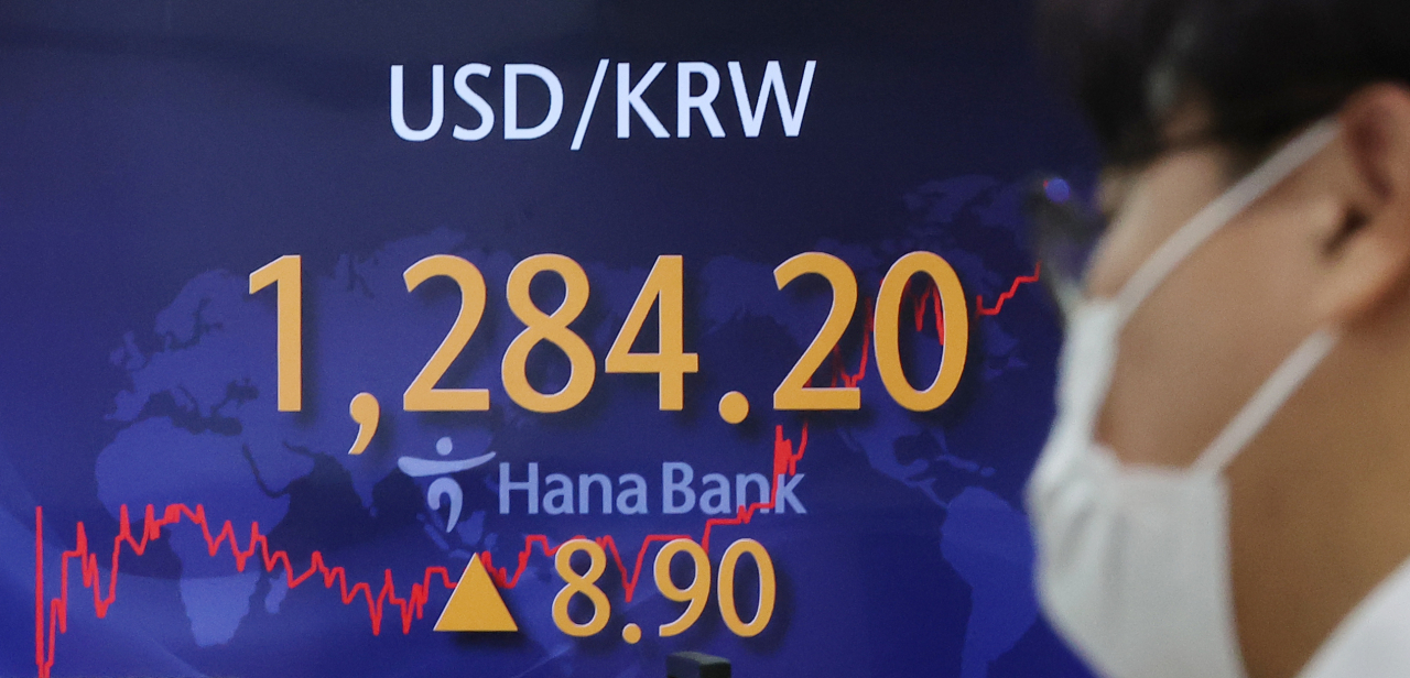 An electronic board showing the Korea Composite Stock Price Index (KOSPI) at a dealing room of the Hana Bank headquarters in Seoul on Thursday. (Yonhap)