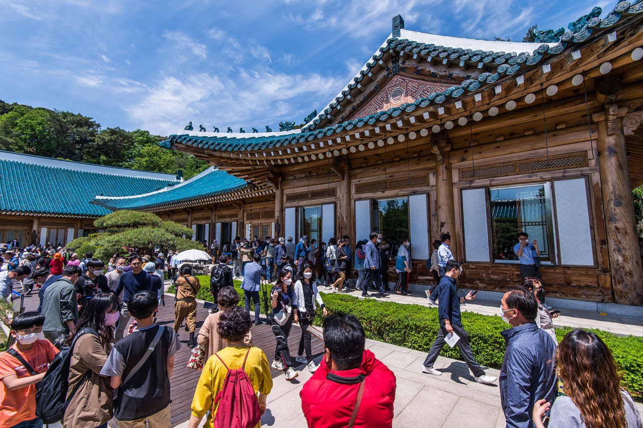 제20대 윤석열 대통령의 취임일인 10일 서울 종로구 청와대 개방 행사에서 시민들이 청와대 관저를 둘러보고 있다. [연합]