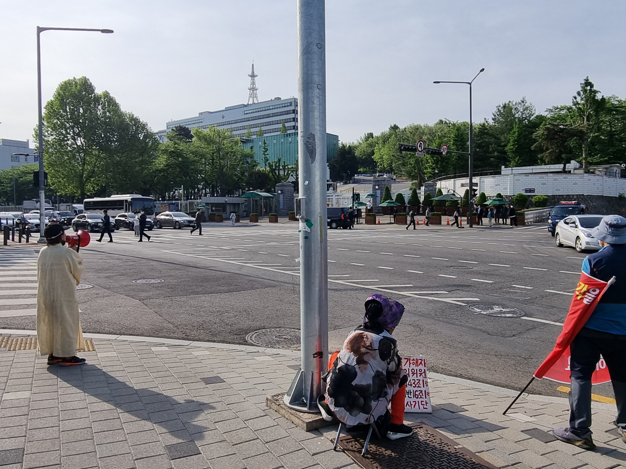 12일 오전 서울 용산구 대통령실 주변에서 1인 시위를 진행하는 시민들의 모습. 김영철 기자