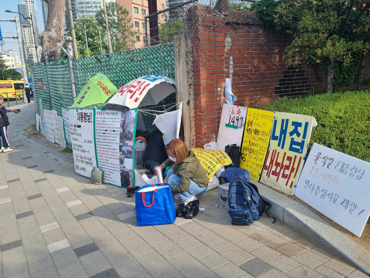 12일 오전 서울 용산구 대통령실 주변에서 1인 시위 중인 시민들의 모습. 김영철 기자