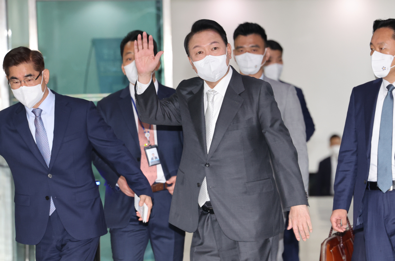 윤석열 대통령이 12일 오전 서울 용산 대통령실 청사로 출근하고 있다. [연합]