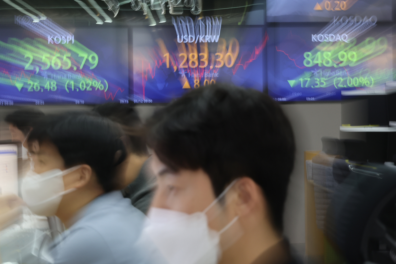 미국 소비자물가(CPI) 충격으로 12일 서울 외환시장에서 원/달러 환율은 장 초반 1285원까지 오르며 2년 2개월만에 가장 높이 뛰어올랐다. [연합]