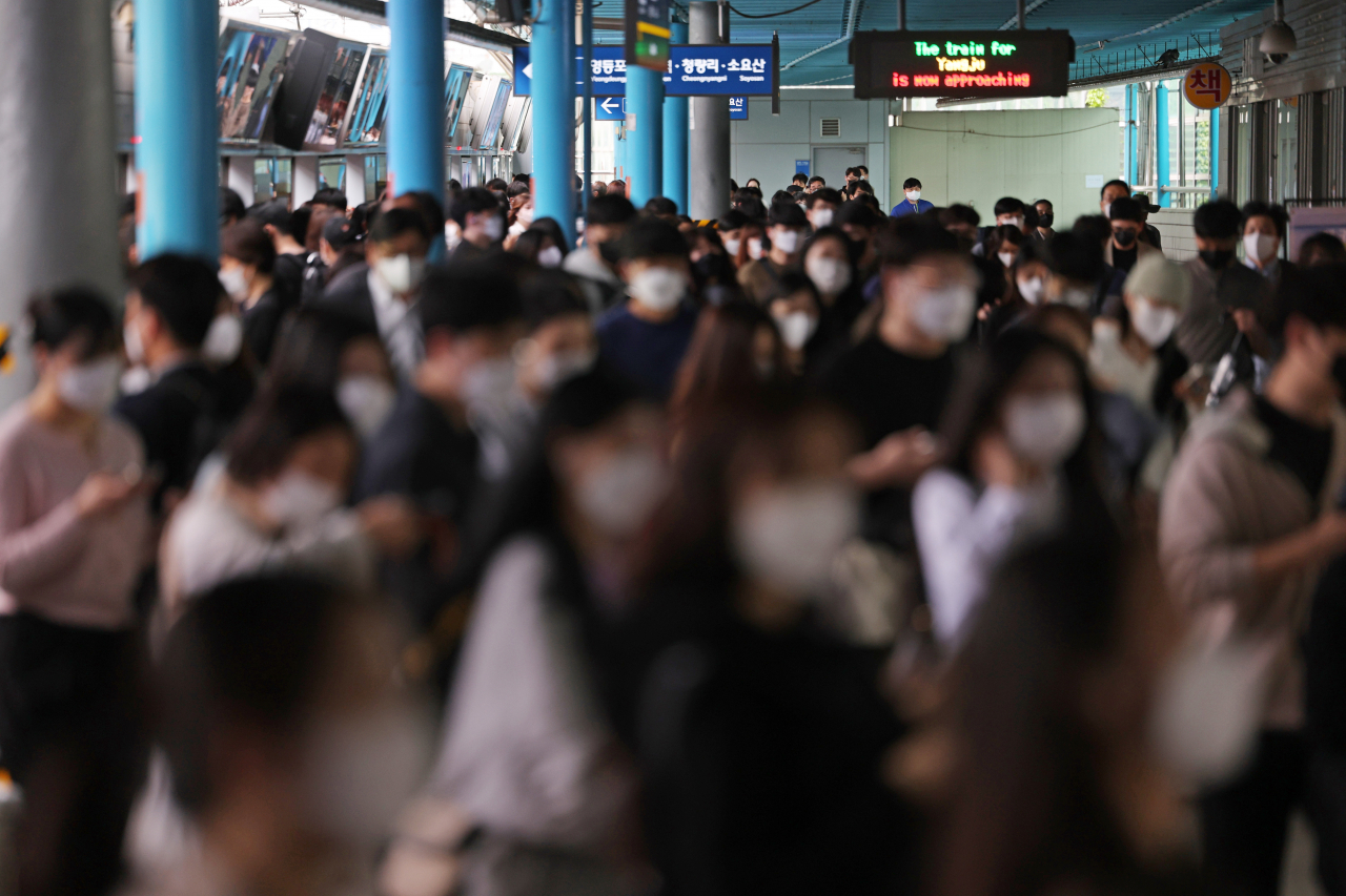 Citizens wearing masks pack a subway station during the morning rush hour in Seoul on April 29, 2022, when the government announced the outdoor mask mandate will be lifted May 2. (Yonhap)