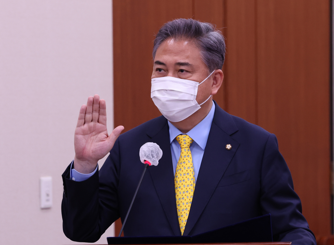 Foreign Minister Park Jin takes an oath during his confirmation hearing at the National Assembly in Seoul, in the file photo taken last Monday. (Yonhap)