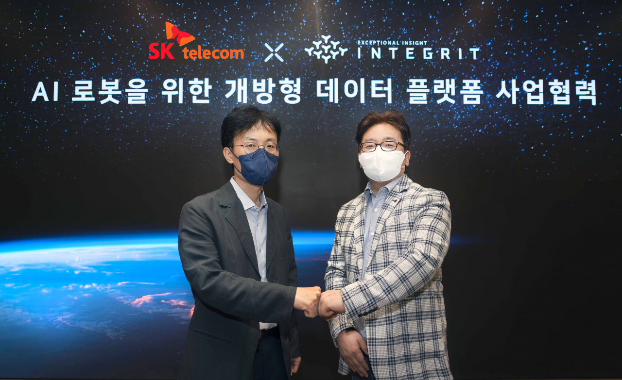 최낙훈 SKT 스마트팩토리CO담당(좌측)과 이창석 인티그리트 사장이 12일 ‘개방형 로보틱스 데이터 플랫폼’ 개발을 위한 업무협약(MOU)을 체결했다. [SK텔레콤 제공]