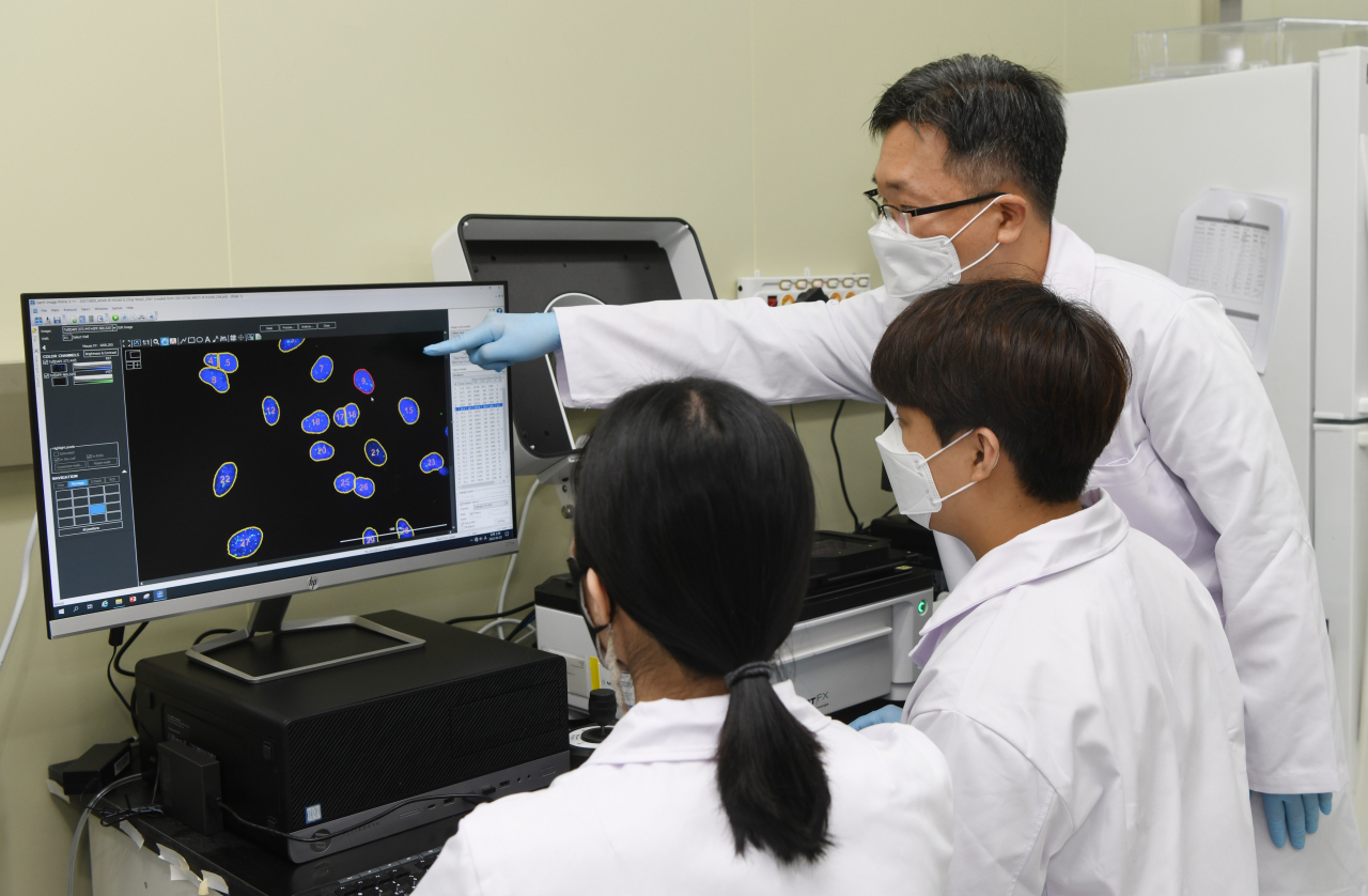 표준연 연구진이 세포를 발암물질에 노출 후 DNA 손상을 확인하고 있다.[한국표준과학연구원 제공]