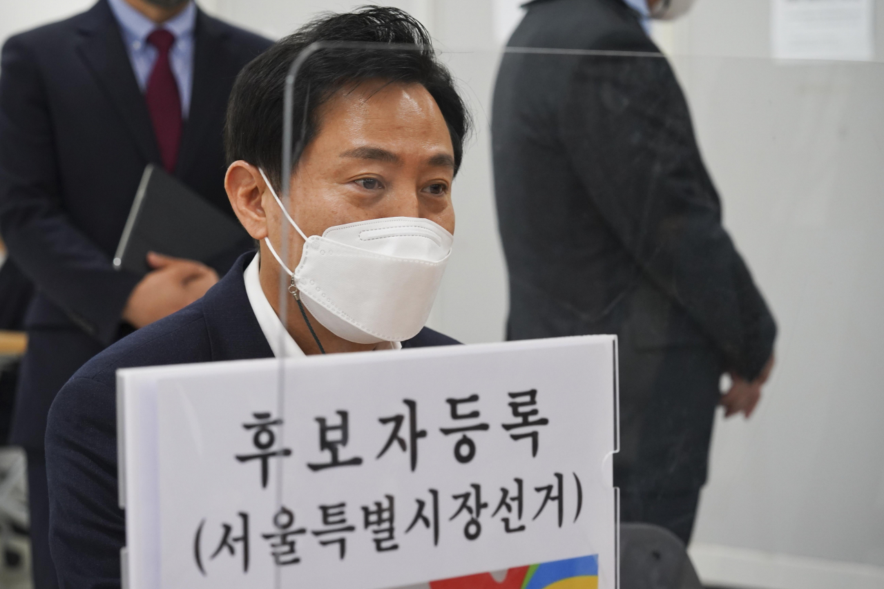 오세훈 서울시장이 12일 서울 종로구 서울시선거관리위원회를 방문해 서울시장 후보자 서류를 접수하고 있다. [연합]