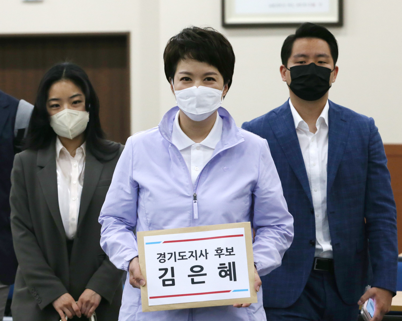 김은혜 국민의힘 경기도지사 후보가 12일(오늘) 오전, 경기도선거관리위원회를 방문해 경기도지사 후보로 등록하고 있다. [김은혜 후보측 제공]