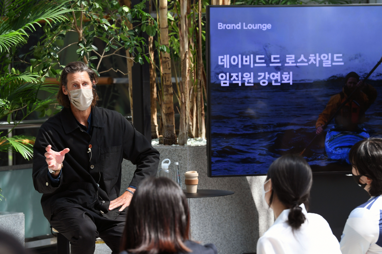 현대차 홍보대사 데이비드 드 로스차일드가 현대자동차 임직원을 대상으로 ‘대자연과 기업 시민의식’을 주제로 강의하고 있다. [현대차 제공]