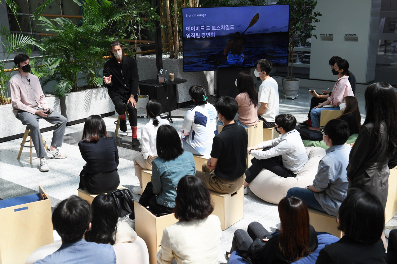 현대차 홍보대사 데이비드 드 로스차일드가 현대자동차 임직원을 대상으로 ‘대자연과 기업 시민의식’을 주제로 강의하고 있다. [현대차 제공]