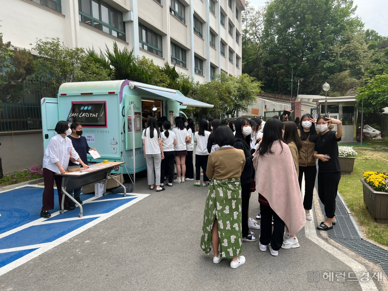 점심시간 학생들은 우수수 쏟아져 나왔고 곧이어 커피와 음료를 기다리는 긴 줄이 펼쳐졌다. 서인주 기자