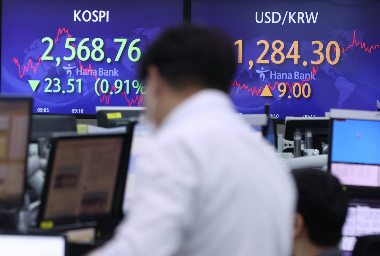 12일 오전 서울 중구 을지로 하나은행 본점 딜링룸 현황판에 코스피와 원/달러 환율이 표시돼 있다. 이날 코스피는 전장보다 22.77포인트 내린 2,569.50으로 개장했다. 서울 외환시장에서 원/달러 환율은 7.2원 오른 달러당 1,282.5원으로 출발하며 장중 연고점을 경신했다. 연합뉴스