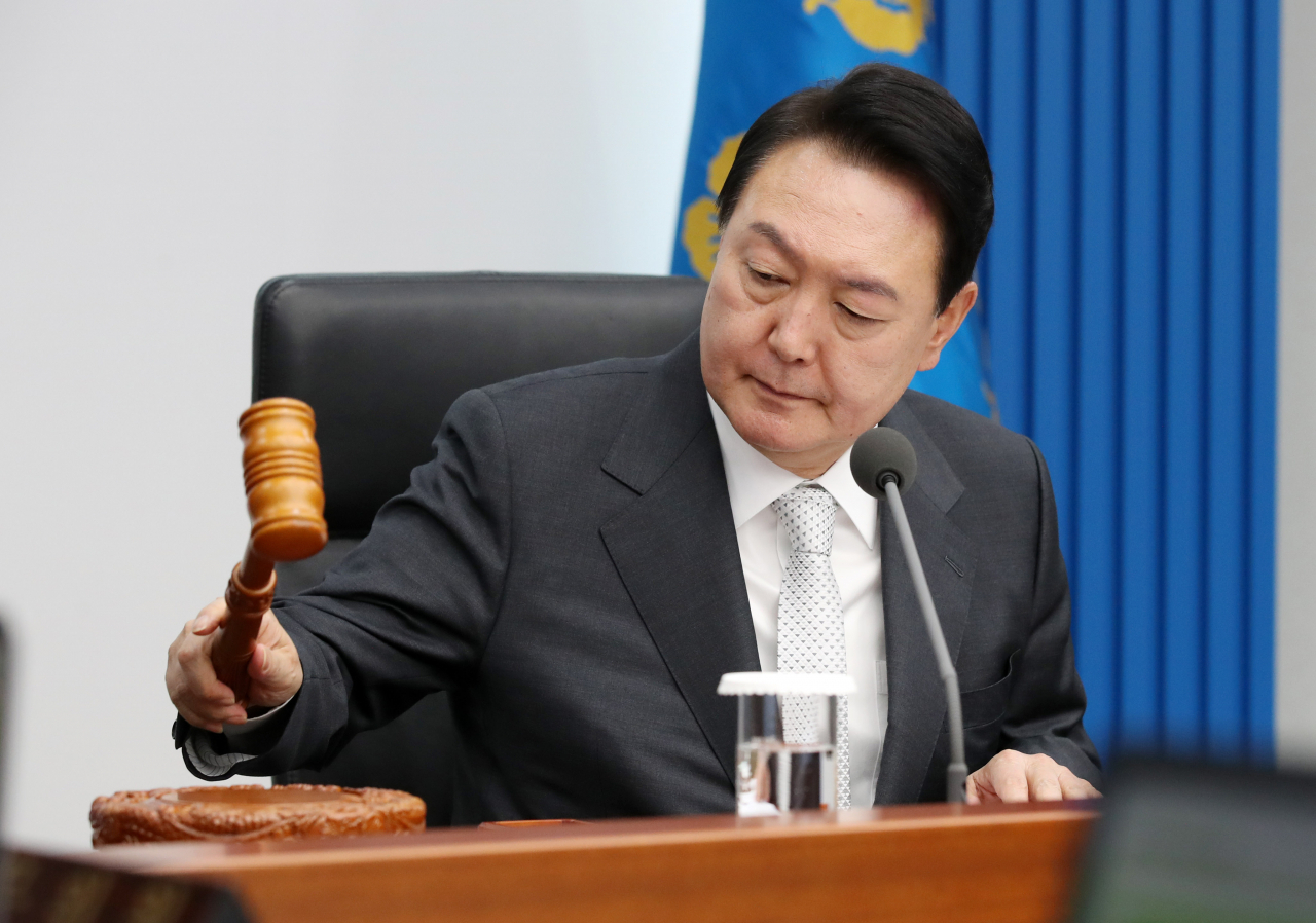 윤석열 대통령이 12일 오후 서울 용산 대통령실 청사에서 열린 임시 국무회의에서 개회를 선언하고 있다. [연합]