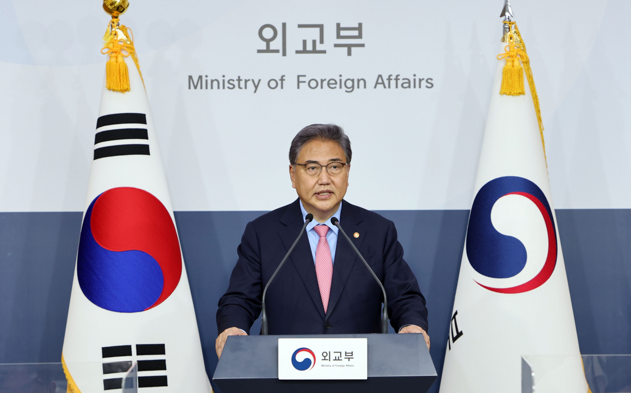 박진 신임 외교부 장관이 12일 오후 서울 종로구 외교부에서 출입기자단과 상견례를 갖고 질의에 답하고 있다. [연합]