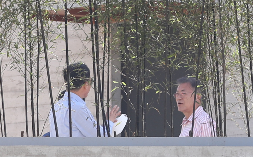 문재인 전 대통령이 귀향 이튿날인 11일 오전 경남 양산시 하북면 평산마을 사저에서 관계자와 대화하고 있다. [연합]