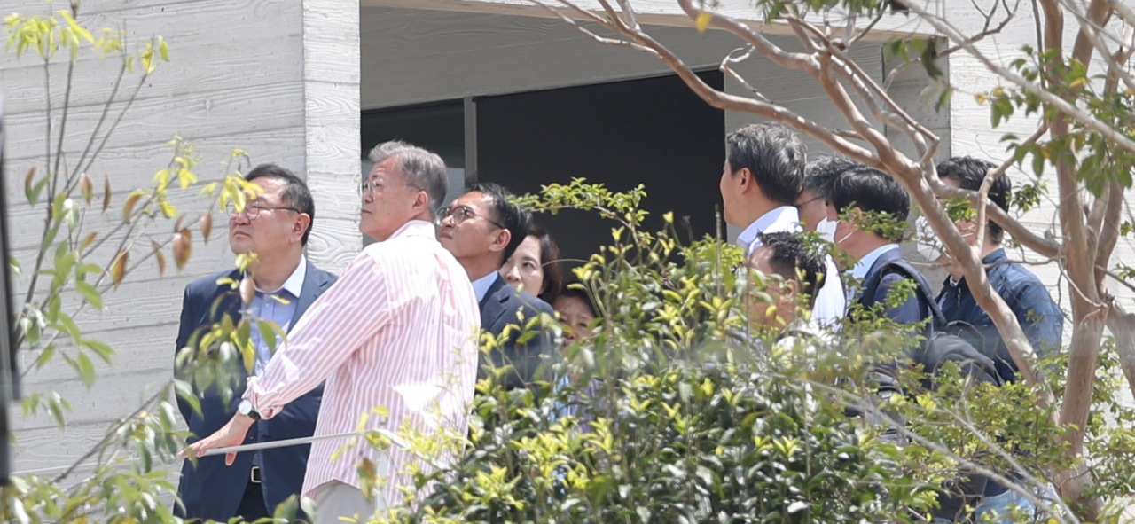문재인 전 대통령이 귀향 이튿날인 11일 오전 경남 양산시 하북면 평산마을 사저에서 임종석 전 비서실장 등과 대화하고 있다. 김정숙 여사, 김태년 의원, 임종석 전 비서실장, 유은혜 전 사회부총리, 양정철 전 민주연구원장 등이 보인다. [연합]