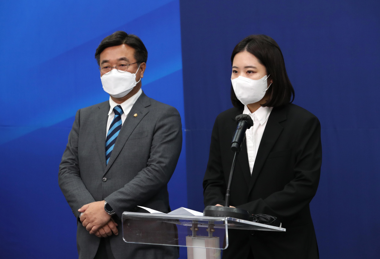 더불어민주당 윤호중·박지현 공동비상대책위원장이 12일 오후 서울 여의도 국회에서 성비위 사건으로 제명된 박완주 의원과 관련해 민주당의 입장을 밝히고 공식 사과하고 있다. [연합]
