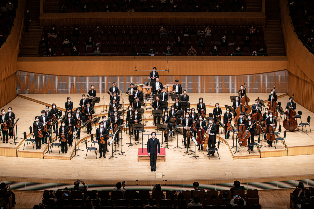 Pianist Kim Sun-wook (first row, middle) greets the audience after his debut stage as a conductor with the KBS Symphony Orchestra on January 12, 2021. (Vincero)