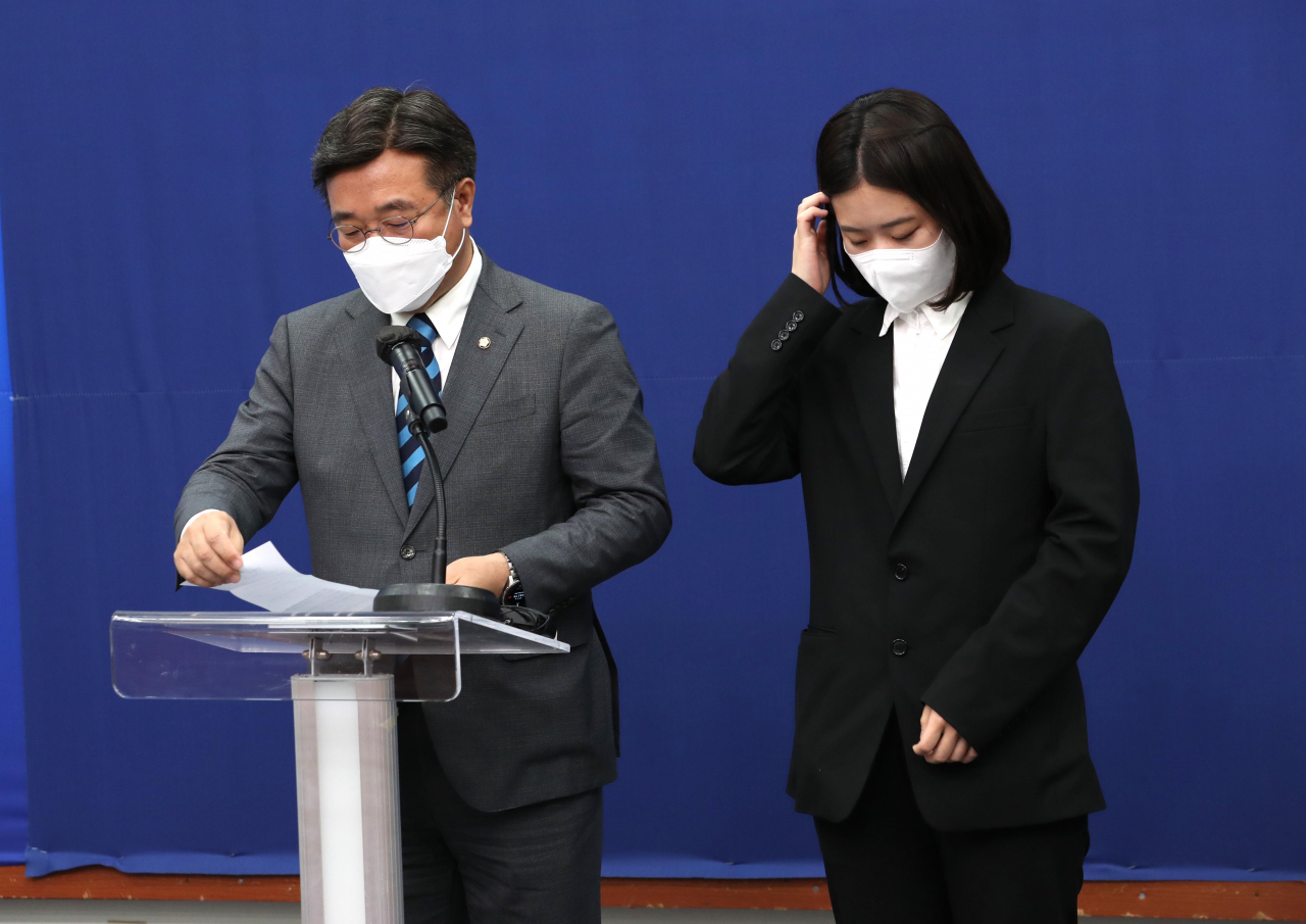 더불어민주당 박지현·윤호중 공동비상대책위원장이 12일 오후 서울 여의도 국회에서 성비위 사건으로 제명된 박완주 의원과 관련해 민주당의 입장을 밝히고 공식 사과하고 있다. [연합]