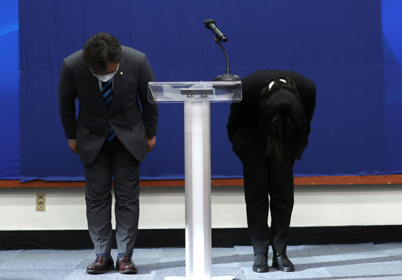 더불어민주당 박지현·윤호중 공동비상대책위원장이 12일 오후 서울 여의도 국회에서 성비위 사건으로 제명된 박완주 의원과 관련해 민주당의 입장을 밝히고 공식 사과하고 있다. [연합]