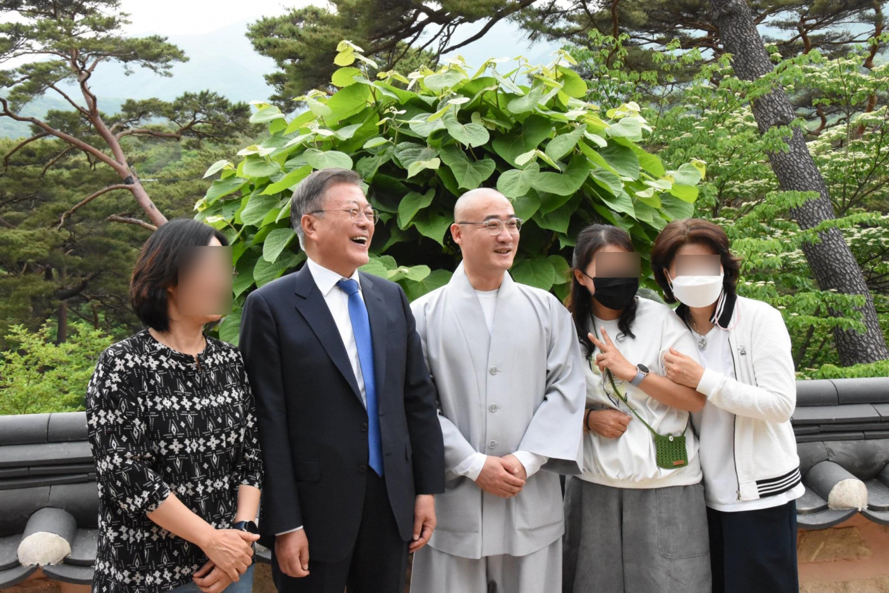 문재인 전 대통령이 12일 경남 양산시 통도사를 찾아 불자와 대화하며 밝은 표정을 짓고 있다. 해당 사진은 이날 오후 7시 8분께 '문재인 전 대통령[평산마을 비서실입니다]이라는 제목으로 문 전 대통령 페이스북에 올라온 것이다. 게시글에는 "오늘은 내외분께서 평산마을에 오시고 첫 외출을 한 날입니다."고 작성됐다. [문재인 전 대통령 페이스북 캡처]