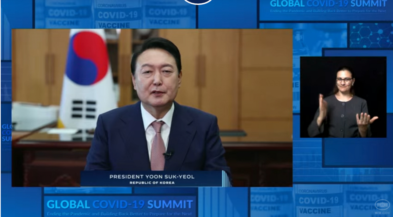 윤석열 대통령이 12일 화상으로 진행된 글로벌 코로나19 정상회의에서 재원 추가 지원 및 시급히 백신이 필요한 국가에 대해 충분한 공급과 안전하고 빠른 접종을 지원하겠다고 밝히고 있다. [연합]