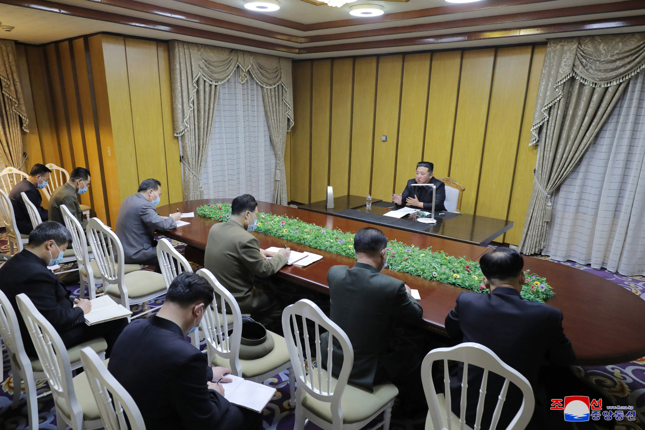 북한은 지난 12일 하루 전국에서 1만8천여명의 발열자가 새로 발생했고, 신종 코로나바이러스 감염증(코로나19) 확진자를 포함한 6명이 사망했다고 공개했다. 조선중앙통신은 13일 김정은 북한 국무위원장이 전날 국가비상방역사령부를 방문해 이 같은 내용을 보고받았다고 보도했다. [연합]