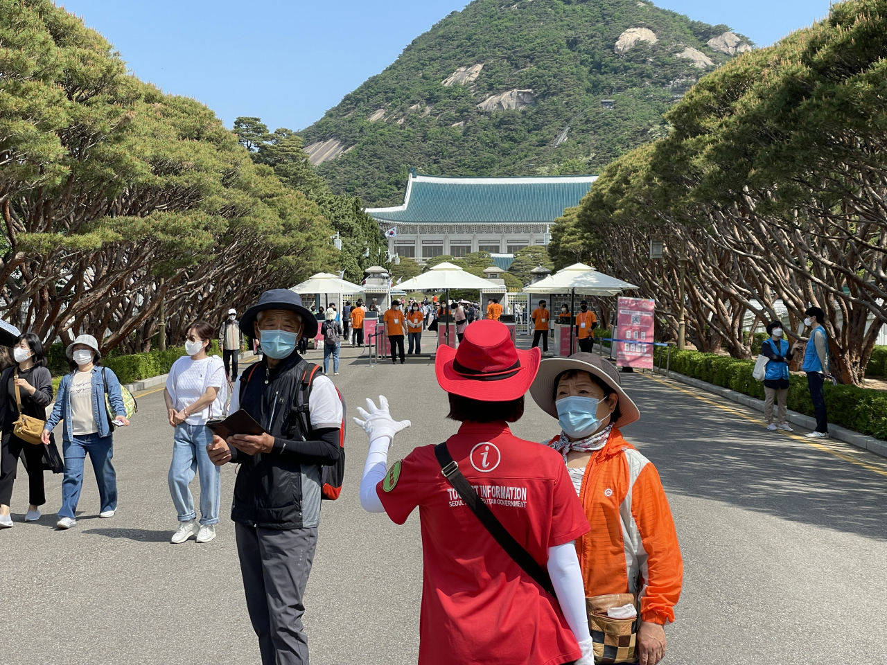 움직이는 관광안내소. 2인1조 빨간모자 안내원들