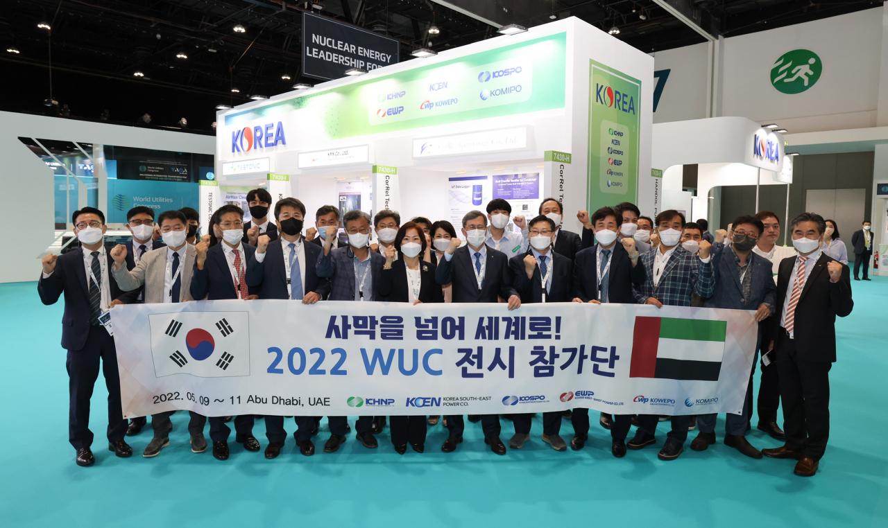 정재훈(앞줄 오른쪽 여섯번째) 한국수력원자력 사장이 아랍에미리트(UAE) 아부다비에서 지난 9일~11일(현지시간)열린 '2022 월드 유틸리티 콩그레스'(WUC)에 참석해 기념촬영을 하고 있다. [한국수력원자력 제공]