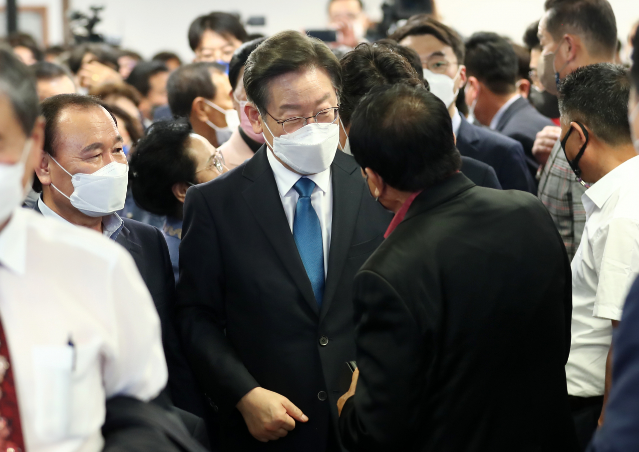 이재명 더불어민주당 6·1 지방선거 총괄선거대책위원장이 지난 12일 오후 충남 천안시 서북구 쌍용동에서 열린 양승조 충남도지사 후보 선거사무소 개소식에서 지지자와 인사하고 있다. [연합]