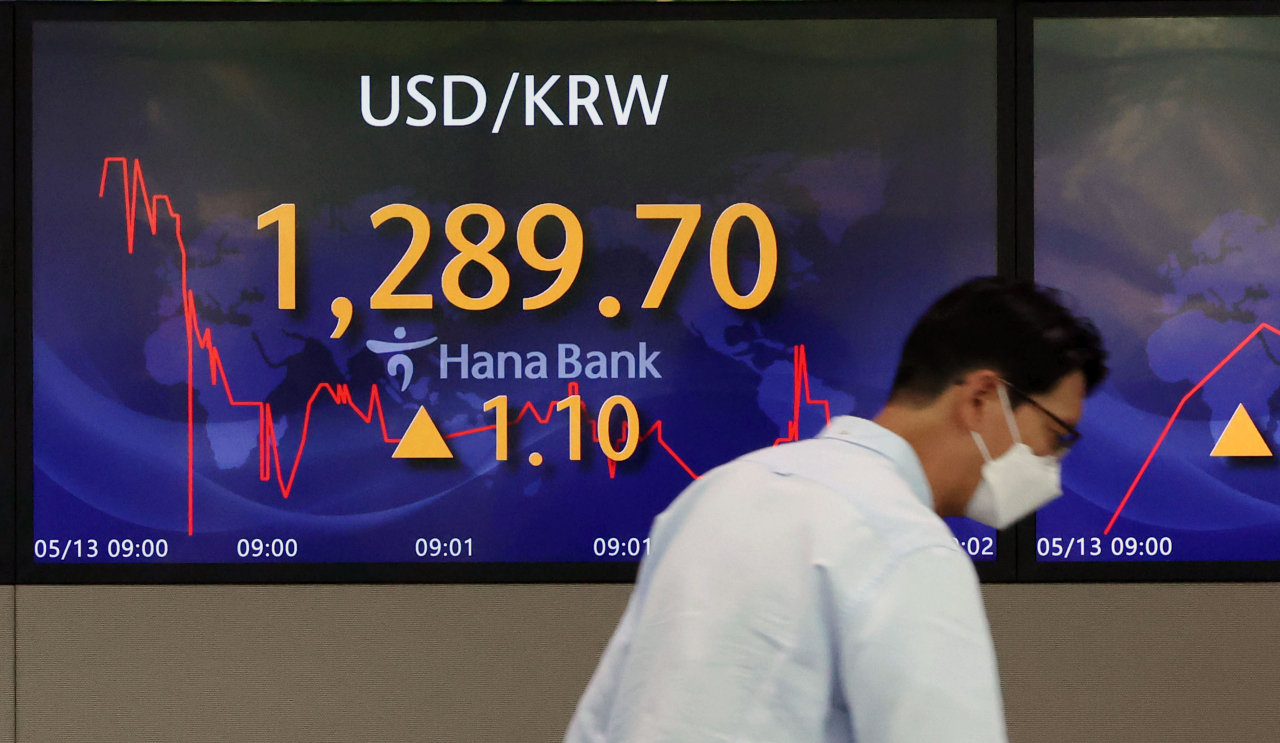 An electronic board showing the Korea Composite Stock Price Index (KOSPI) at a dealing room of the Hana Bank headquarters in Seoul on Friday. (Yonhap)