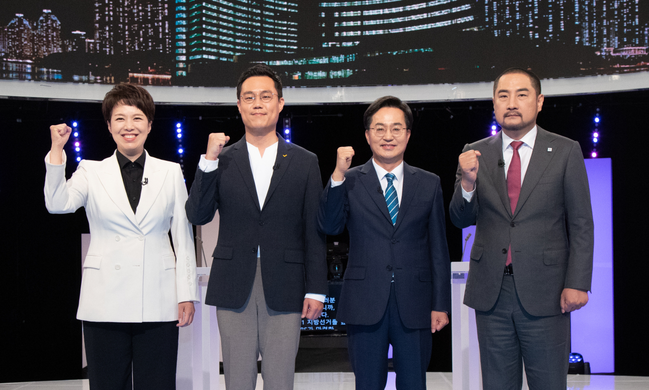 지난 12일 오후 서울 영등포구 KBS 본관 스튜디오에서 열린 '6·1 지방선거 경기도지사 후보자 초청 토론회'에서 국민의힘 김은혜 후보(왼쪽부터), 정의당 황순식 후보, 더불어민주당 김동연 후보, 무소속 강용석 후보가 토론회에 앞서 기념촬영을 하고 있다. [연합]