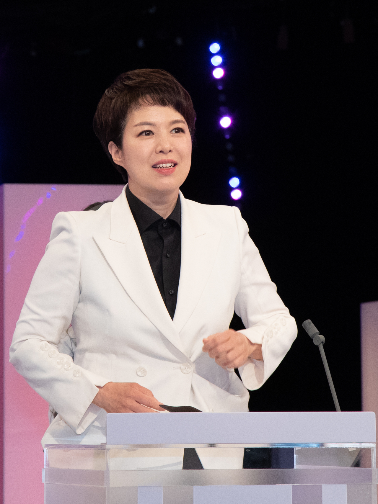 12일 오후 서울 영등포구 KBS 본관 스튜디오에서 열린 '6·1 지방선거 경기도지사 후보자 초청 토론회'에서 국민의힘 김은혜 후보가 토론 준비를 하고 있다. [연합]