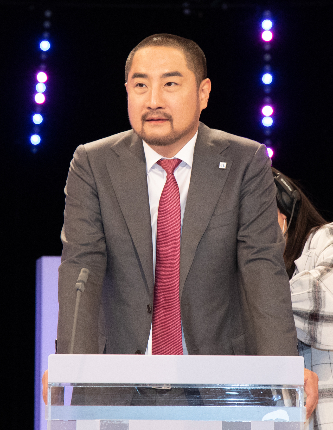 12일 오후 서울 영등포구 KBS 본관 스튜디오에서 열린 '6·1 지방선거 경기도지사 후보자 초청 토론회'에서 무소속 강용석 후보가 토론 준비를 하고 있다. [연합]